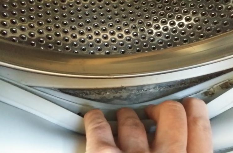 Fazendo suas roupas cheirarem mal quando você acabou de lavá-las? É por este motivo e como você pode consertar isso! lavarla