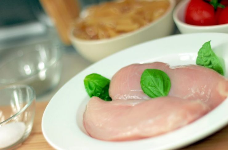 ‘You should always wash raw chicken before preparing it’: true or false? This is the answer!