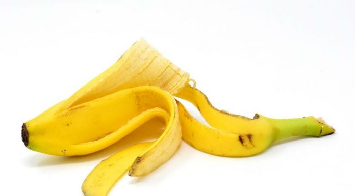 Oto powody, dla których powinieneś wcierać skórkę banana w swoje ramie