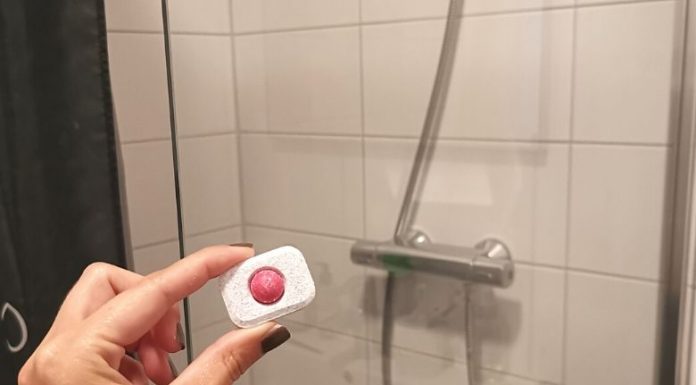 Du kan rengöra duschen med en diskmaskinstablett diskmaskinstablett