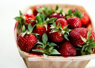 Därför lägger man jordgubbar i saltvatten. jordgubbar saltvatten