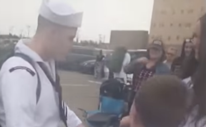 En marinesoldat skynder sig hjem for at hilse på sin kone, men bliver overrasket, da han ser hende