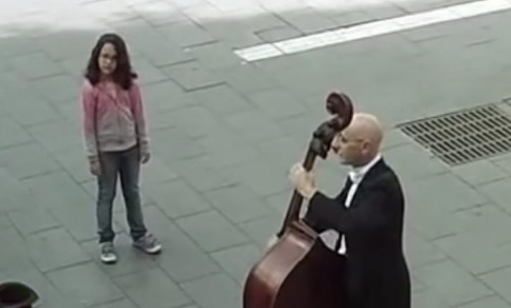 This street musician was ignored by everybody, but then a little girl changed everything
