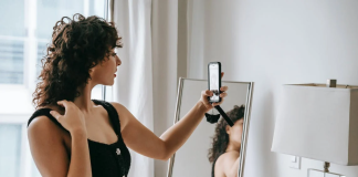 Husband Receives Photo From His Wife – But Then Immediately Wants a Divorce