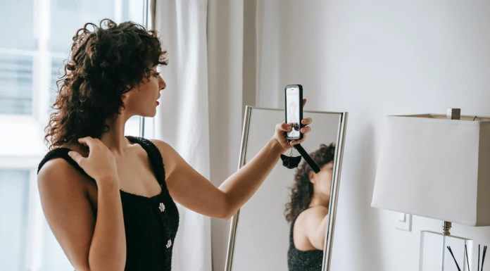 Husband Receives Photo From His Wife – But Then Immediately Wants a Divorce