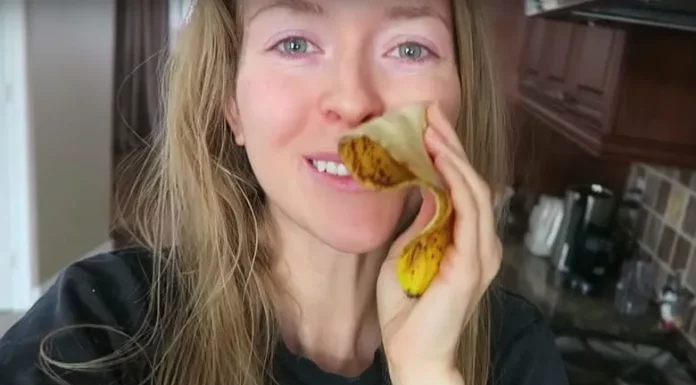 Ta kobieta codziennie pociera twarz skórką od banana i to jest powód!