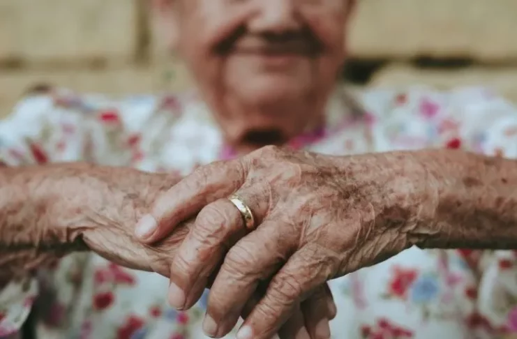 O femeie decide să dea jos tapetul și descoperă o minciună a soțului de 50 de ani