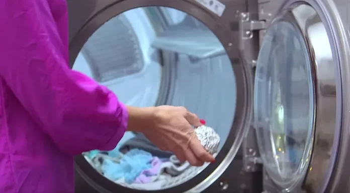 Lifehack: pune o bilă de folie de aluminiu în uscător, iar rezultatele sunt fantastice